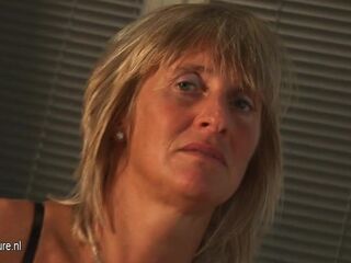 Euro mature wifey toying with herself