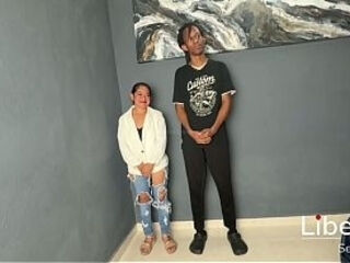 Chica petite y su primera experiencia con una verga negra