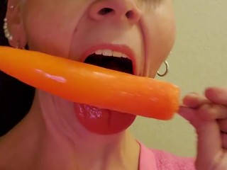 'CHUBBY THICK MILF GILF AMATEUR PORN STAR  HOUSEWIFE HUMPINHANNAH  GIVES POPSICLE  A PROPER BLOWJOB '