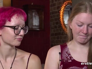 Skater Girl Und Metal Girl Haben Spai Mit Toys