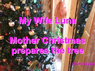 Stepmom Christmas prepares the tree
