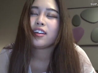 4616022 年齢に似合わすヒッチな経歴から炸裂するアtル舐めシュホフェラか最高制服か似合うはにかみ19歳緊急出演無