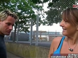 Deutsche Reife Hausfrau auf der Stra&szlig_e zum Sex &uuml_berredet