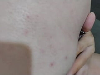 Tatuagem  Feita Com Plug Anal No Cuzinho.