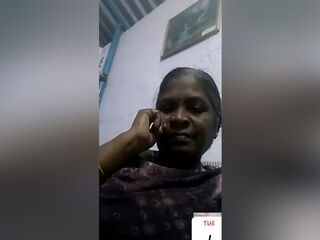 Today Exclusive -desi Aunty Shows Her Boobs To Lover On Video Call 2